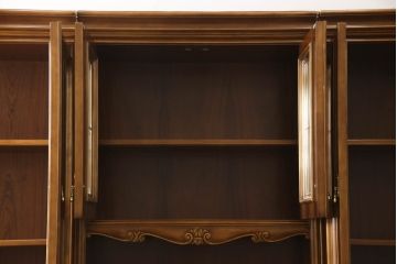中古　美品!!　激レア!!　幅3.2mの特大サイズ!!　イタリア家具　優美な佇まいと大容量の収納力を兼ね備えたアンティーク調高級キャビネット(キュリオケース、本箱、ブックケース、飾り棚、食器棚、カップボード、収納棚、戸棚)(R-066561)