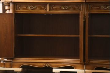 中古　美品!!　激レア!!　幅3.2mの特大サイズ!!　イタリア家具　優美な佇まいと大容量の収納力を兼ね備えたアンティーク調高級キャビネット(キュリオケース、本箱、ブックケース、飾り棚、食器棚、カップボード、収納棚、戸棚)(R-066561)