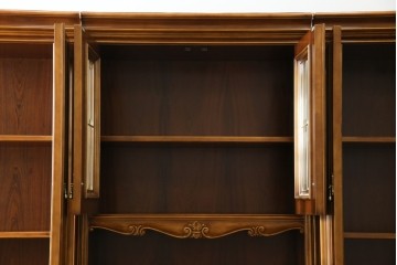 中古　美品!!　激レア!!　幅3.2mの特大サイズ!!　イタリア家具　優美な佇まいと大容量の収納力を兼ね備えたアンティーク調高級キャビネット(キュリオケース、本箱、ブックケース、飾り棚、食器棚、カップボード、収納棚、戸棚)(R-066561)