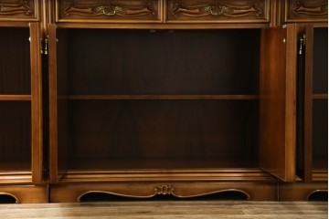 中古　美品!!　激レア!!　幅3.2mの特大サイズ!!　イタリア家具　優美な佇まいと大容量の収納力を兼ね備えたアンティーク調高級キャビネット(キュリオケース、本箱、ブックケース、飾り棚、食器棚、カップボード、収納棚、戸棚)(R-066561)