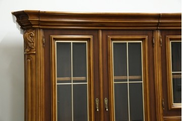 中古　美品!!　激レア!!　幅3.2mの特大サイズ!!　イタリア家具　優美な佇まいと大容量の収納力を兼ね備えたアンティーク調高級キャビネット(キュリオケース、本箱、ブックケース、飾り棚、食器棚、カップボード、収納棚、戸棚)(R-066561)