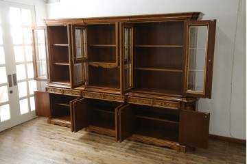 中古　美品!!　激レア!!　幅3.2mの特大サイズ!!　イタリア家具　優美な佇まいと大容量の収納力を兼ね備えたアンティーク調高級キャビネット(キュリオケース、本箱、ブックケース、飾り棚、食器棚、カップボード、収納棚、戸棚)(R-066561)