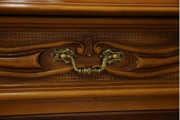 中古　美品!!　激レア!!　幅3.2mの特大サイズ!!　イタリア家具　優美な佇まいと大容量の収納力を兼ね備えたアンティーク調高級キャビネット(キュリオケース、本箱、ブックケース、飾り棚、食器棚、カップボード、収納棚、戸棚)(R-066561)