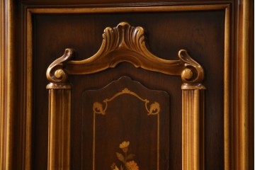 中古　美品!!　激レア!!　幅3.2mの特大サイズ!!　イタリア家具　優美な佇まいと大容量の収納力を兼ね備えたアンティーク調高級キャビネット(キュリオケース、本箱、ブックケース、飾り棚、食器棚、カップボード、収納棚、戸棚)(R-066561)