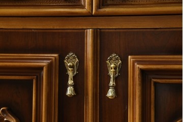 中古　美品!!　激レア!!　幅3.2mの特大サイズ!!　イタリア家具　優美な佇まいと大容量の収納力を兼ね備えたアンティーク調高級キャビネット(キュリオケース、本箱、ブックケース、飾り棚、食器棚、カップボード、収納棚、戸棚)(R-066561)