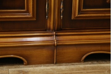 中古　美品!!　激レア!!　幅3.2mの特大サイズ!!　イタリア家具　優美な佇まいと大容量の収納力を兼ね備えたアンティーク調高級キャビネット(キュリオケース、本箱、ブックケース、飾り棚、食器棚、カップボード、収納棚、戸棚)(R-066561)