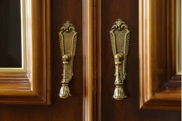中古　美品!!　激レア!!　幅3.2mの特大サイズ!!　イタリア家具　優美な佇まいと大容量の収納力を兼ね備えたアンティーク調高級キャビネット(キュリオケース、本箱、ブックケース、飾り棚、食器棚、カップボード、収納棚、戸棚)(R-066561)
