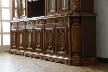 中古　美品!!　激レア!!　幅3.2mの特大サイズ!!　イタリア家具　優美な佇まいと大容量の収納力を兼ね備えたアンティーク調高級キャビネット(キュリオケース、本箱、ブックケース、飾り棚、食器棚、カップボード、収納棚、戸棚)(R-066561)