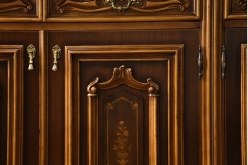 中古　美品!!　激レア!!　幅3.2mの特大サイズ!!　イタリア家具　優美な佇まいと大容量の収納力を兼ね備えたアンティーク調高級キャビネット(キュリオケース、本箱、ブックケース、飾り棚、食器棚、カップボード、収納棚、戸棚)(R-066561)