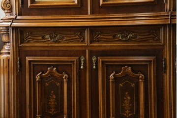 中古　美品!!　激レア!!　幅3.2mの特大サイズ!!　イタリア家具　優美な佇まいと大容量の収納力を兼ね備えたアンティーク調高級キャビネット(キュリオケース、本箱、ブックケース、飾り棚、食器棚、カップボード、収納棚、戸棚)(R-066561)