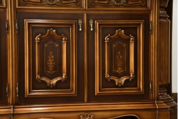 中古　美品!!　激レア!!　幅3.2mの特大サイズ!!　イタリア家具　優美な佇まいと大容量の収納力を兼ね備えたアンティーク調高級キャビネット(キュリオケース、本箱、ブックケース、飾り棚、食器棚、カップボード、収納棚、戸棚)(R-066561)