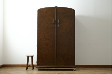 イギリスアンティーク　Browns FURNITURE　バーズアイ(鳥眼杢)の杢目が美しいワードローブ　(R-066563)