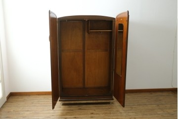イギリスアンティーク　Browns FURNITURE　バーズアイ(鳥眼杢)の杢目が美しいワードローブ　(R-066563)