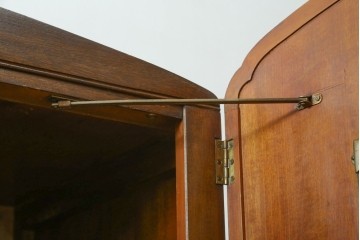 イギリスアンティーク　Browns FURNITURE　バーズアイ(鳥眼杢)の杢目が美しいワードローブ　(R-066563)