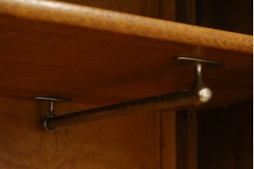イギリスアンティーク　Browns FURNITURE　バーズアイ(鳥眼杢)の杢目が美しいワードローブ　(R-066563)