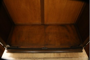 イギリスアンティーク　Browns FURNITURE　バーズアイ(鳥眼杢)の杢目が美しいワードローブ　(R-066563)