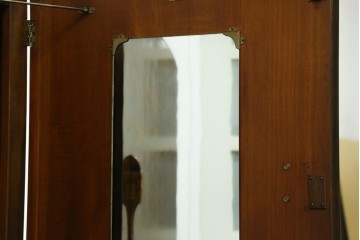 イギリスアンティーク　Browns FURNITURE　バーズアイ(鳥眼杢)の杢目が美しいワードローブ　(R-066563)