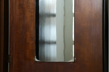 イギリスアンティーク　Browns FURNITURE　バーズアイ(鳥眼杢)の杢目が美しいワードローブ　(R-066563)