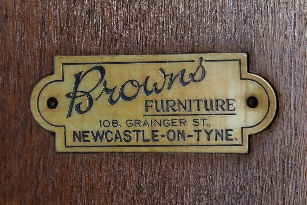 イギリスアンティーク　Browns FURNITURE　バーズアイ(鳥眼杢)の杢目が美しいワードローブ　(R-066563)