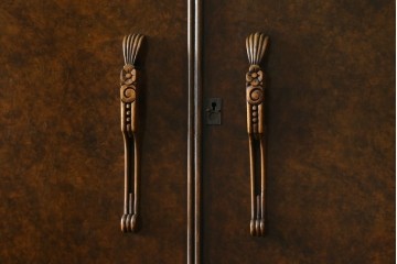 イギリスアンティーク　Browns FURNITURE　バーズアイ(鳥眼杢)の杢目が美しいワードローブ　(R-066563)