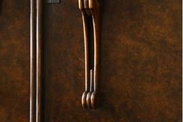 イギリスアンティーク　Browns FURNITURE　バーズアイ(鳥眼杢)の杢目が美しいワードローブ　(R-066563)