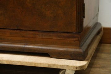 イギリスアンティーク　Browns FURNITURE　バーズアイ(鳥眼杢)の杢目が美しいワードローブ　(R-066563)