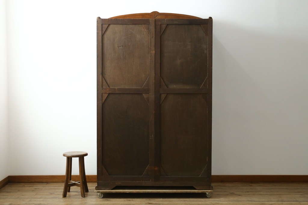 イギリスアンティーク　Browns FURNITURE　バーズアイ(鳥眼杢)の杢目が美しいワードローブ　(R-066563)