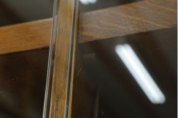 イギリスアンティーク　オーク材　レトロな佇まいが魅力の縦型シャツケース(ガラスケース、ショーケース、キャビネット、陳列棚、収納棚、戸棚、英国、店舗什器)(R-066566)