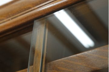 イギリスアンティーク　オーク材　レトロな佇まいが魅力の縦型シャツケース(ガラスケース、ショーケース、キャビネット、陳列棚、収納棚、戸棚、英国、店舗什器)(R-066566)