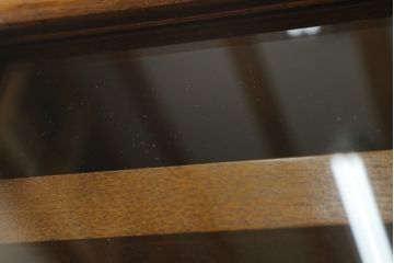 イギリスアンティーク　オーク材　レトロな佇まいが魅力の縦型シャツケース(ガラスケース、ショーケース、キャビネット、陳列棚、収納棚、戸棚、英国、店舗什器)(R-066566)