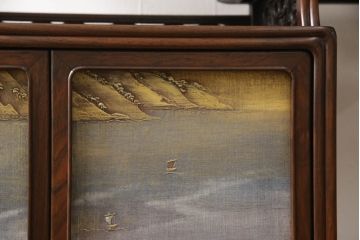 和製アンティーク　紫檀(シタン)材　風情のある漆絵が趣き深い飾り棚(茶棚、違い棚、収納棚、戸棚)(R-066569)