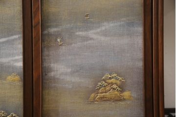 和製アンティーク　紫檀(シタン)材　風情のある漆絵が趣き深い飾り棚(茶棚、違い棚、収納棚、戸棚)(R-066569)