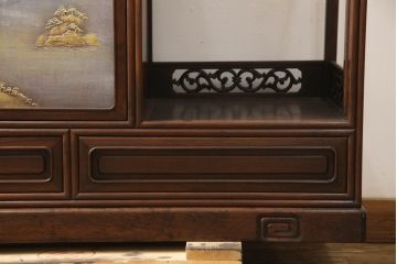 和製アンティーク　紫檀(シタン)材　風情のある漆絵が趣き深い飾り棚(茶棚、違い棚、収納棚、戸棚)(R-066569)
