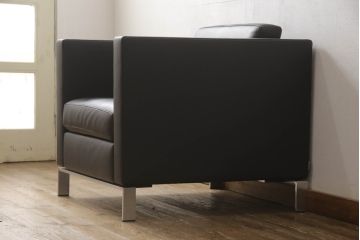 中古　美品　ドイツ製　WALTER KNOLL(ウォルター・ノル)　Norman Foster(ノーマン・フォスター)　FOSTER 500　本革(レザー)　スタイリッシュなデザインが魅力の1人掛けソファ(一人掛け、1Pソファ、アームソファ、ラウンジソファ)(定価約85万円)(R-066579)