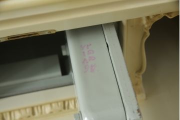 イタリアビンテージ　SILIK(シリック)　ロココ調　丸みを帯びたデザインが可愛らしい金庫付きライティングビューロー(簿記机、コモード、ドレッシングチェスト、化粧台、サイドチェスト、ドロワー、引き出し、コンソールテーブル、ヴィンテージ)(定価約110万円)(R-066584)