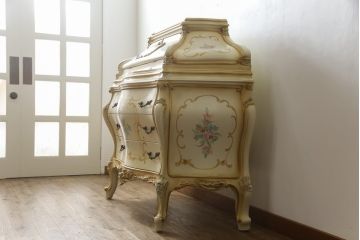 イタリアビンテージ　SILIK(シリック)　ロココ調　丸みを帯びたデザインが可愛らしい金庫付きライティングビューロー(簿記机、コモード、ドレッシングチェスト、化粧台、サイドチェスト、ドロワー、引き出し、コンソールテーブル、ヴィンテージ)(定価約110万円)(R-066584)