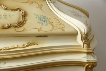 イタリアビンテージ　SILIK(シリック)　ロココ調　丸みを帯びたデザインが可愛らしい金庫付きライティングビューロー(簿記机、コモード、ドレッシングチェスト、化粧台、サイドチェスト、ドロワー、引き出し、コンソールテーブル、ヴィンテージ)(定価約110万円)(R-066584)