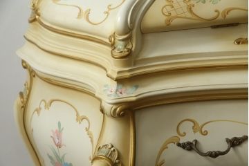 イタリアビンテージ　SILIK(シリック)　ロココ調　丸みを帯びたデザインが可愛らしい金庫付きライティングビューロー(簿記机、コモード、ドレッシングチェスト、化粧台、サイドチェスト、ドロワー、引き出し、コンソールテーブル、ヴィンテージ)(定価約110万円)(R-066584)