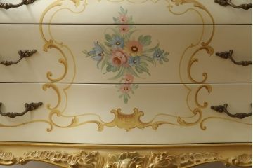 イタリアビンテージ　SILIK(シリック)　ロココ調　丸みを帯びたデザインが可愛らしい金庫付きライティングビューロー(簿記机、コモード、ドレッシングチェスト、化粧台、サイドチェスト、ドロワー、引き出し、コンソールテーブル、ヴィンテージ)(定価約110万円)(R-066584)