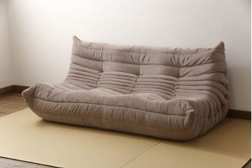 中古　フランス家具　美品　ligne roset(リーン・ロゼ)　ROSETTOGO(ロゼトーゴ)　くすみピンク色　洗練されたモダンデザインが目を引く三人掛けソファ(リーンロゼ、3人掛け、トリプルソファ、ローソファ、生地:Hランク)(定価約34万円)(R-066585)