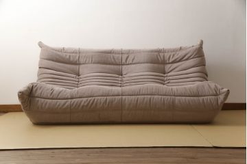 中古　フランス家具　美品　ligne roset(リーン・ロゼ)　ROSETTOGO(ロゼトーゴ)　くすみピンク色　洗練されたモダンデザインが目を引く三人掛けソファ(リーンロゼ、3人掛け、トリプルソファ、ローソファ、生地:Hランク)(定価約34万円)(R-066585)