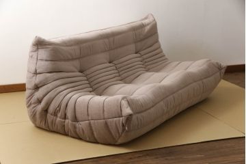 中古　フランス家具　美品　ligne roset(リーン・ロゼ)　ROSETTOGO(ロゼトーゴ)　くすみピンク色　洗練されたモダンデザインが目を引く三人掛けソファ(リーンロゼ、3人掛け、トリプルソファ、ローソファ、生地:Hランク)(定価約34万円)(R-066585)