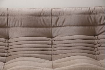 中古　フランス家具　美品　ligne roset(リーン・ロゼ)　ROSETTOGO(ロゼトーゴ)　くすみピンク色　洗練されたモダンデザインが目を引く三人掛けソファ(リーンロゼ、3人掛け、トリプルソファ、ローソファ、生地:Hランク)(定価約34万円)(R-066585)
