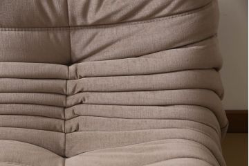 中古　フランス家具　美品　ligne roset(リーン・ロゼ)　ROSETTOGO(ロゼトーゴ)　くすみピンク色　洗練されたモダンデザインが目を引く三人掛けソファ(リーンロゼ、3人掛け、トリプルソファ、ローソファ、生地:Hランク)(定価約34万円)(R-066585)