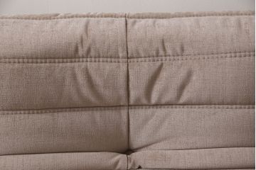 中古　フランス家具　美品　ligne roset(リーン・ロゼ)　ROSETTOGO(ロゼトーゴ)　くすみピンク色　洗練されたモダンデザインが目を引く三人掛けソファ(リーンロゼ、3人掛け、トリプルソファ、ローソファ、生地:Hランク)(定価約34万円)(R-066585)