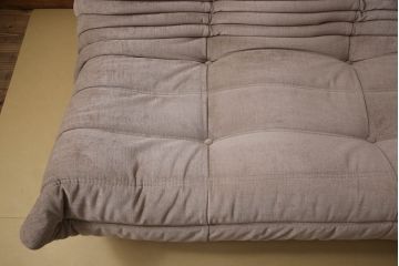 中古　フランス家具　美品　ligne roset(リーン・ロゼ)　ROSETTOGO(ロゼトーゴ)　くすみピンク色　洗練されたモダンデザインが目を引く三人掛けソファ(リーンロゼ、3人掛け、トリプルソファ、ローソファ、生地:Hランク)(定価約34万円)(R-066585)