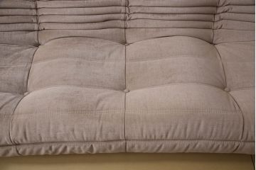 中古　フランス家具　美品　ligne roset(リーン・ロゼ)　ROSETTOGO(ロゼトーゴ)　くすみピンク色　洗練されたモダンデザインが目を引く三人掛けソファ(リーンロゼ、3人掛け、トリプルソファ、ローソファ、生地:Hランク)(定価約34万円)(R-066585)