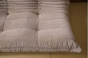 中古　フランス家具　美品　ligne roset(リーン・ロゼ)　ROSETTOGO(ロゼトーゴ)　くすみピンク色　洗練されたモダンデザインが目を引く三人掛けソファ(リーンロゼ、3人掛け、トリプルソファ、ローソファ、生地:Hランク)(定価約34万円)(R-066585)