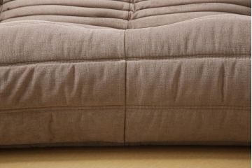 中古　フランス家具　美品　ligne roset(リーン・ロゼ)　ROSETTOGO(ロゼトーゴ)　くすみピンク色　洗練されたモダンデザインが目を引く三人掛けソファ(リーンロゼ、3人掛け、トリプルソファ、ローソファ、生地:Hランク)(定価約34万円)(R-066585)