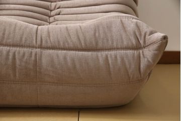 中古　フランス家具　美品　ligne roset(リーン・ロゼ)　ROSETTOGO(ロゼトーゴ)　くすみピンク色　洗練されたモダンデザインが目を引く三人掛けソファ(リーンロゼ、3人掛け、トリプルソファ、ローソファ、生地:Hランク)(定価約34万円)(R-066585)